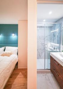 - une chambre avec un lit, une douche et un lavabo dans l'établissement L'élégant de fourvière, à Lyon
