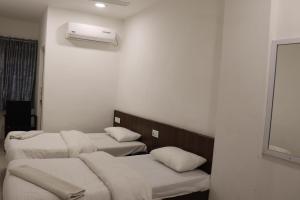 เตียงในห้องที่ Hotel New Samrat