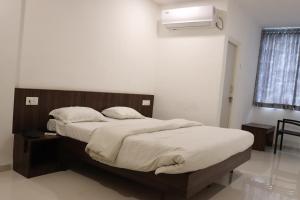เตียงในห้องที่ Hotel New Samrat