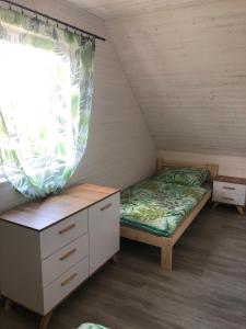 Łóżko lub łóżka w pokoju w obiekcie Domki w Dolinie Bobru