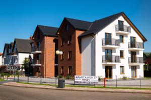 a building on the side of a street at Apartamenty Henry in Łeba