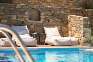 Der Swimmingpool an oder in der Nähe von Studios Limnionas