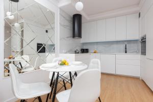 A kitchen or kitchenette at Bemowo Coopera Apartment Parking & Taras by Renters Prestige