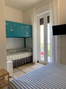 ein Schlafzimmer mit einem Bett und einer blauen Wand in der Unterkunft B&B Viale Italia 22 in Follonica