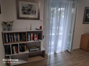 une étagère avec des livres à côté d'une porte dans l'établissement Garden apartment Vanya, à Split