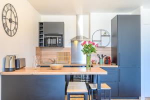 Kuchyňa alebo kuchynka v ubytovaní LE BERDER - Appartement T3 centre ville Sarzeau