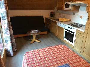een kleine keuken met een stoel en een tafel bij Appartement Montana 8 in Pralognan-la-Vanoise +7 foto's
