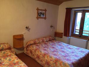 een slaapkamer met twee bedden en een raam bij Appartement Montana 8 in Pralognan-la-Vanoise