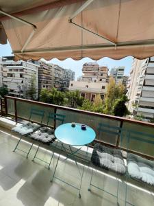 una mesa y sillas en un balcón con vistas en Peaceful Apartment by Flisvos Marina by Athenian Homes, en Atenas