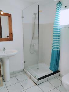 Bilik mandi di Beautiful small bungalow, amazing views and garden