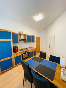 uma cozinha com mesa e cadeiras num quarto em Jade FeWo Cottbus em Cottbus