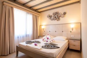 ein Schlafzimmer mit einem Bett mit Handtüchern darauf in der Unterkunft Studios Limnionas in Marathokampos
