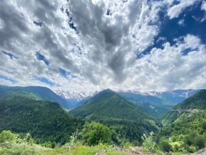 vista su una valle di montagna sotto un cielo nuvoloso di Guest House Carpediem a Becho