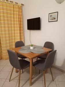 Televiisor ja/või meelelahutuskeskus majutusasutuses Apartman Tutavac
