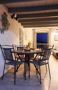un soggiorno con tavolo da pranzo e sedie di MENTON, centre historique, vue mer a Mentone