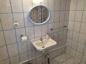 a bathroom with a sink and a mirror at Rózsa Panzió in Rimetea