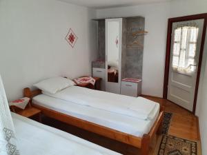 a small bedroom with a bed and a window at Rózsa Panzió in Rimetea