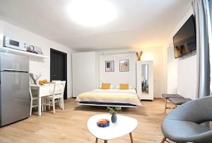 een slaapkamer met een bed en een tafel in een kamer bij Apartment D & Studio L in Dobrinj