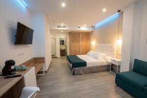 TV a/nebo společenská místnost v ubytování Nerja VG Hostal Boutique