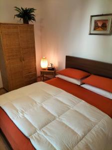 sypialnia z 2 łóżkami, szafką i lampką w obiekcie Lake House w mieście Jurilovca