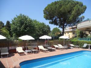 Bazén v ubytování Hotel La Querceta nebo v jeho okolí