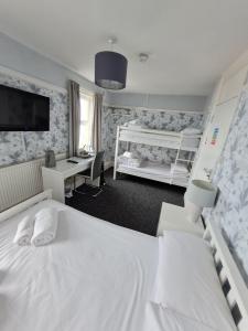 Postel nebo postele na pokoji v ubytování Queens Plaza Hotel