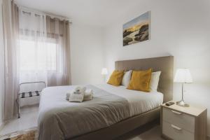 Best Houses 20 - Lovely Apartament - Peniche في بينيش: غرفة نوم عليها سرير وفوط