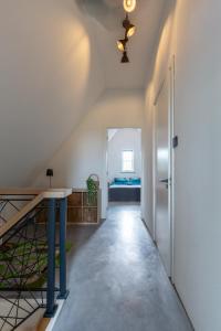 an attic hallway with a staircase leading to a bedroom at Casa Morreni, luxe villa met sauna in Voorthuizen