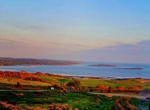 vista di una cassa d'acqua da una collina di Sea View Snugs at Laggan a Gatehouse of Fleet