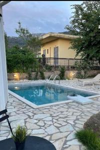 uma piscina em frente a uma casa em Stathis Suite em Exanthia
