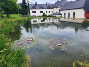 Výhled na řeku, která protéká v blízkosti penzionu