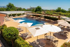 Vista sulla piscina di Il Giardino country holiday with pool o su una piscina nei dintorni