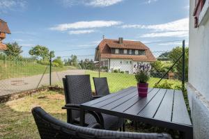 una mesa y sillas en un patio con una casa en Ferienwohnung Schwarzwald Idyll en Glatten