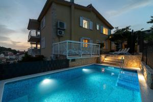 una piscina frente a una casa en Apartments Kapetan, en Trogir