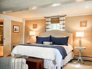 A bed or beds in a room at Cedar Hill Farm B & B