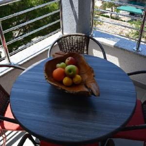 eine Schale mit Obst auf einem Tisch in der Unterkunft Apartments Leon in Baška Voda