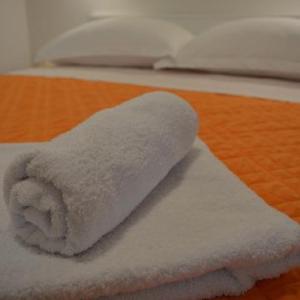 Postel nebo postele na pokoji v ubytování Apartments Leon