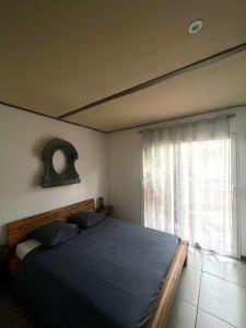 een slaapkamer met een groot bed en een raam bij Villa Némausa / Saint-Aygulf in Saint-Aygulf