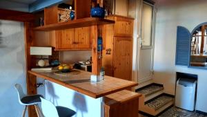 una cucina con mobili in legno e un piano di lavoro di MENTON, centre historique, vue mer a Mentone Altre 37 foto