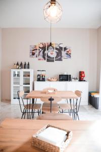uma sala de jantar com uma mesa e cadeiras numa cozinha em La Casa Della Nonna em Montemiletto