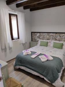 Navas de RíofríoにあるCasa Rural Las Cigüeñas de Las Navillasのベッドルーム1室(スリッパ2枚付)