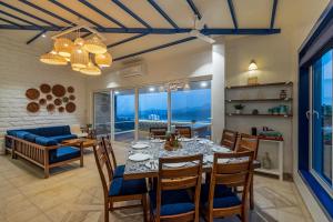 Restoran atau tempat lain untuk makan di SaffronStays Kaia Waters by Kosha Villas, Pawna - Greek style villa with panoramic view of Pawna lake