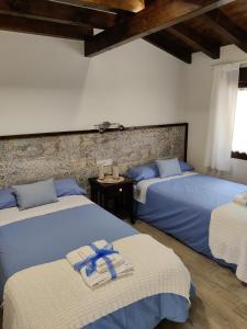 Un pat sau paturi într-o cameră la Casa Rural Las Cigüeñas de Las Navillas