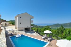 Villa con piscina y 2 sillas de patio en Villa Andrea 1 en Budva