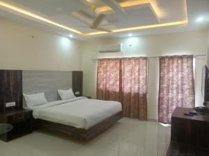 Hotel Rajwada palace客房内的一张或多张床位