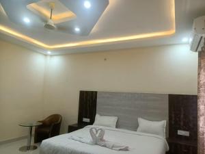 Hotel Rajwada palace客房内的一张或多张床位