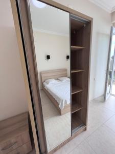 Rúm í herbergi á SUNSHINE Hotel Kvariati