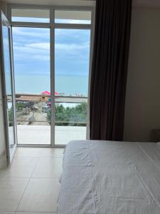 Rúm í herbergi á SUNSHINE Hotel Kvariati