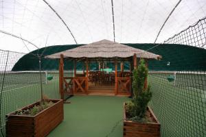 Tenis alebo squash v ubytovaní tx HOTEL alebo jeho okolí
