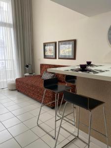 Vitoria Loft 403 في سلفادور: غرفة معيشة مع سرير وطاولة وكراسي